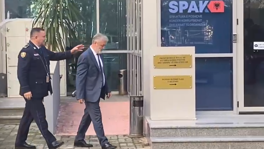 Ish-drejtori i Policisë së Shtetit, Muhamet Rrumbullaku, paraqitet