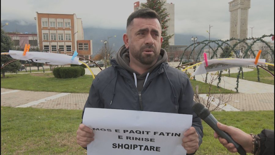 Mësuesi proteston i vetëm në Kukës: Qyteti pa rini, shkollat