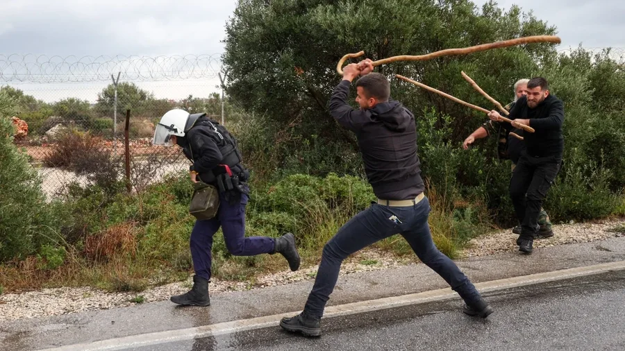 Foto/ Protesta e fermerëve në Greqi përshkallëzohet në