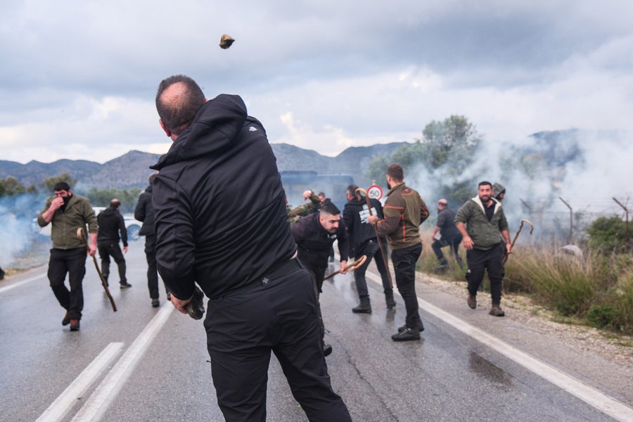 Foto/ Protesta e fermerëve në Greqi përshkallëzohet në
