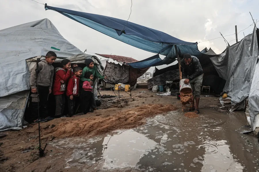 Reshjet e shiut përmbytin qindra tenda të të zhvendosurve në