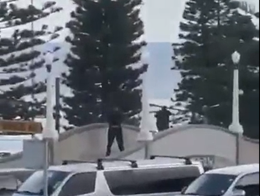 Dy persona qëllojnë me armë mbi turmën e njerëzve