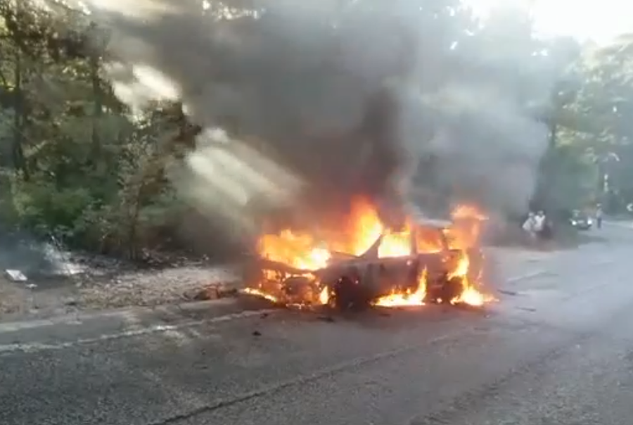 Digjet makina në Llogara, shoferi brenda automjetit dyshohet se ka