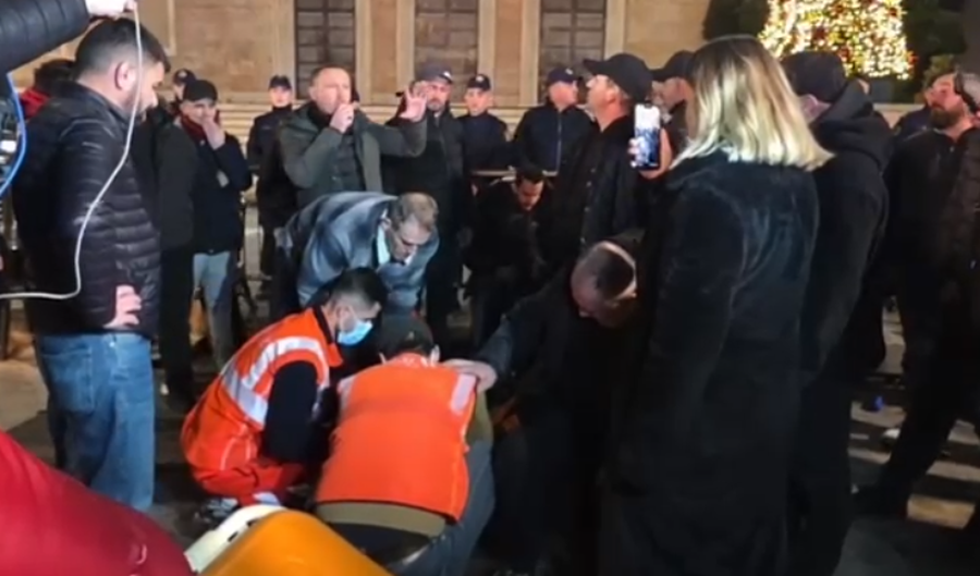 Përplasje mes policisë dhe mbështetësve të Lapajt para