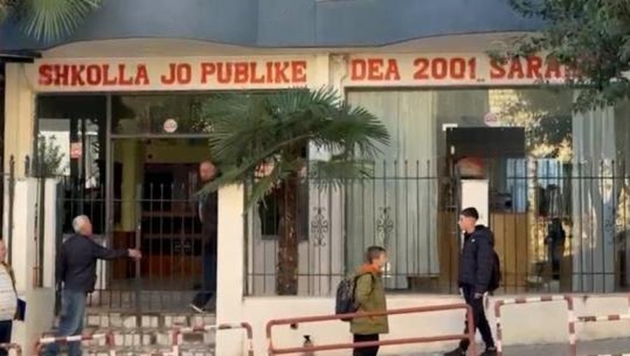 &ldquo;Pse t&euml; kalosh ti i pari dhe jo un&euml;&rdquo;/ Detaje nga sherri