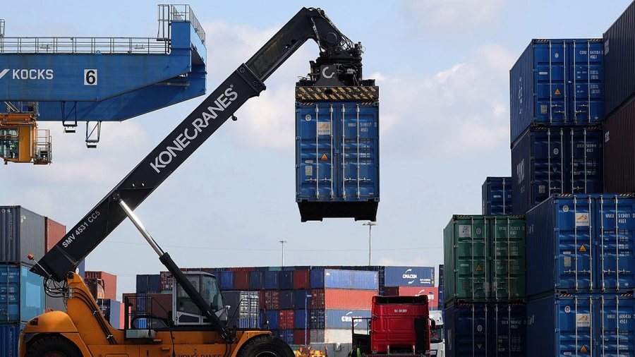 Eksportet vijojn&euml; pikiat&euml;n, por bien s&euml;rish edhe importet