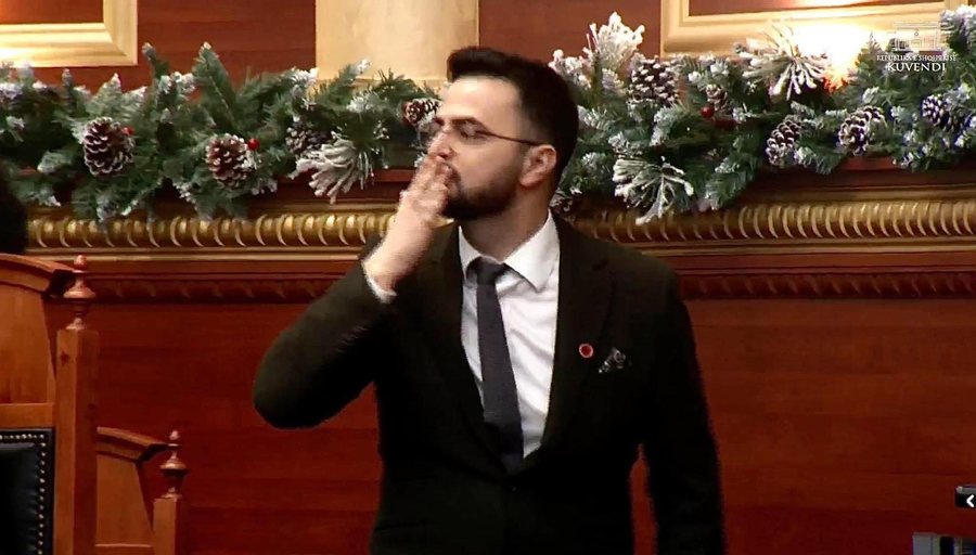 Kaos në Kuvend në seancën e fundit plenare, opozita zapton