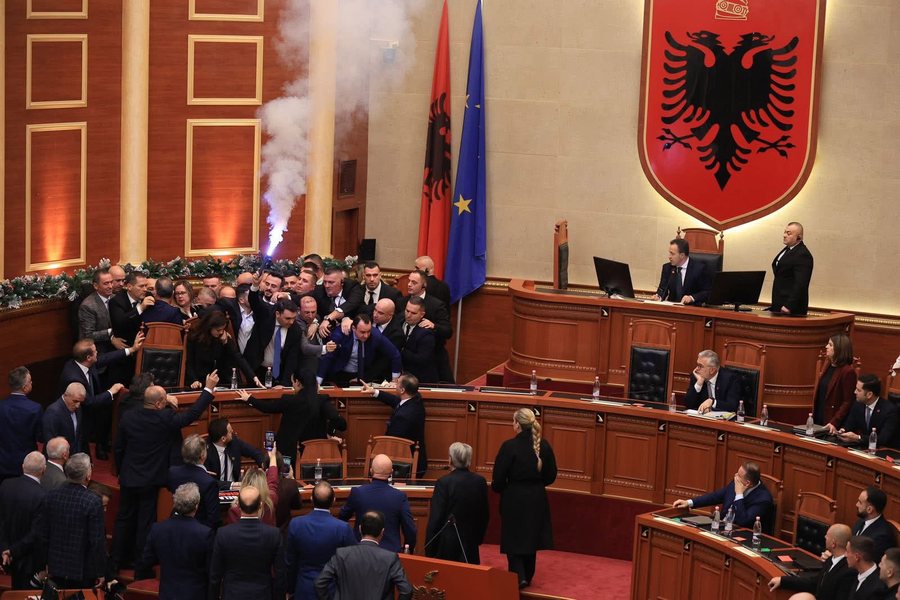 Kaos në Kuvend në seancën e fundit plenare, opozita zapton