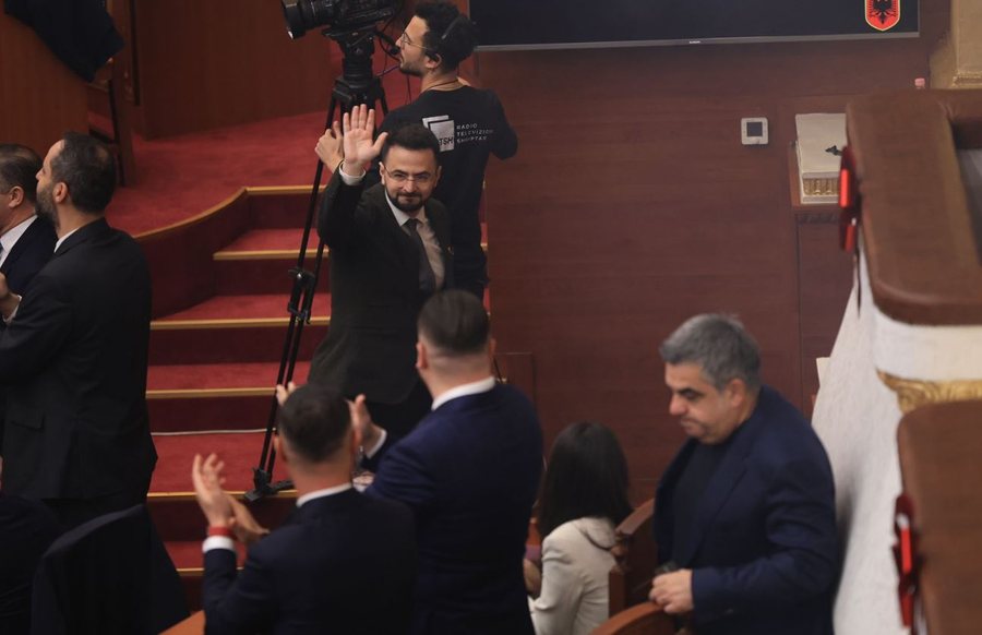 Avokat i Popullit mes flakadanëve dhe puthjeve me dorë