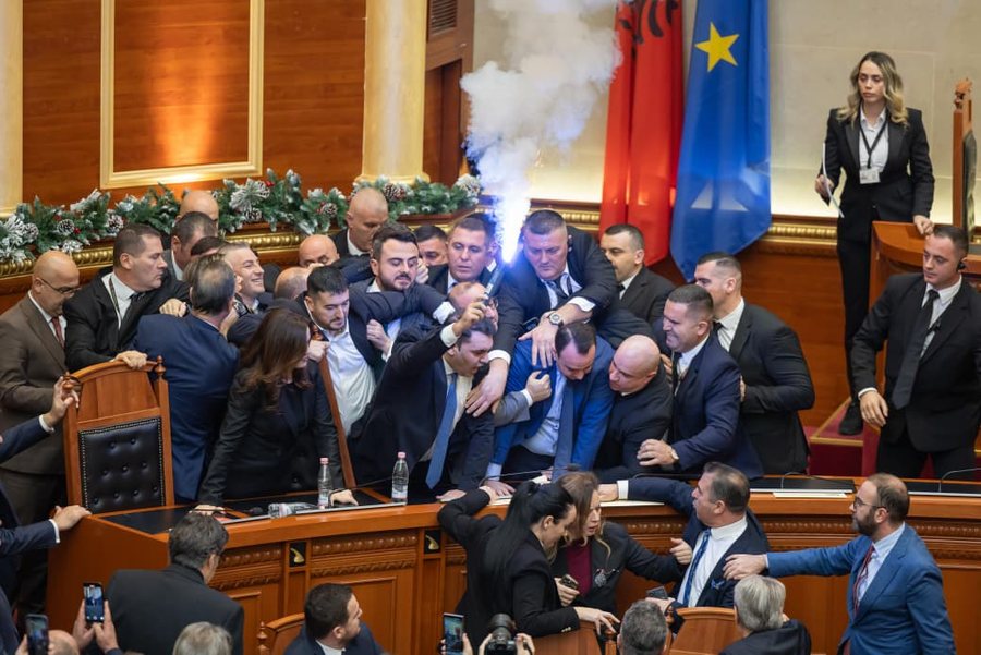 Përplasjet në Kuvend, Grupi i PS kërkon përjashtimin e 29