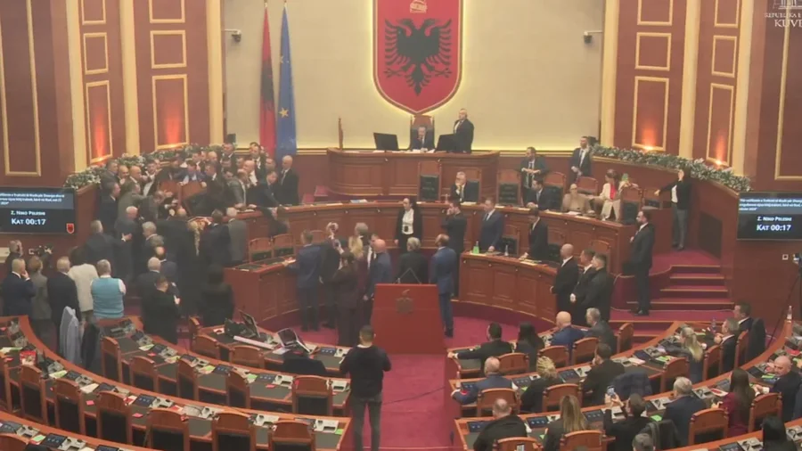 Një orë seancë në Parlament për flakadanë e