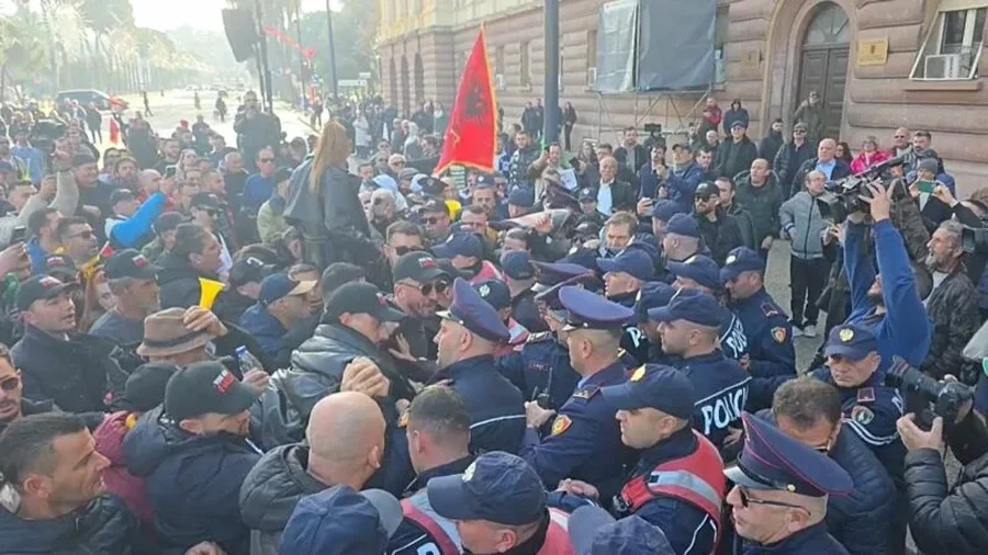 Protesta e &ldquo;Shqip&euml;ria B&euml;het&rdquo; para kryeministris&euml;,