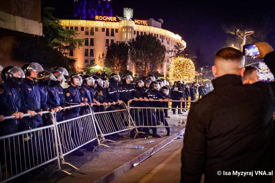 Protesta komb&euml;tare mbyllet pa dat&euml; p&euml;r vijim: PD rikthen skenarin