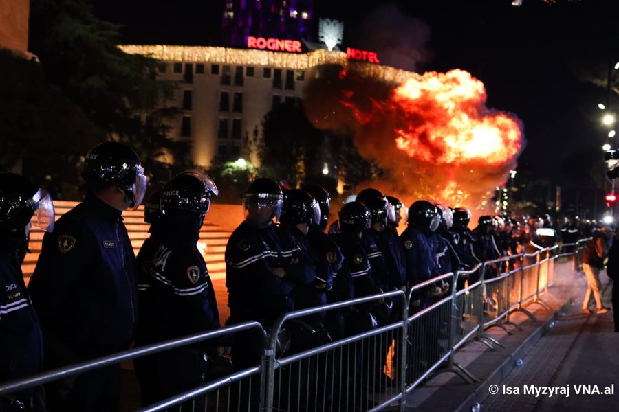 Protesta komb&euml;tare mbyllet pa dat&euml; p&euml;r vijim: PD rikthen skenarin