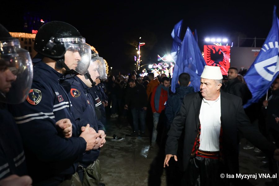 Protesta komb&euml;tare mbyllet pa dat&euml; p&euml;r vijim: PD rikthen skenarin