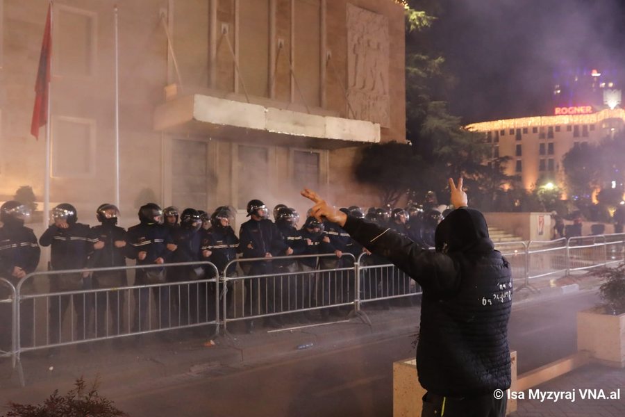 Protesta komb&euml;tare mbyllet pa dat&euml; p&euml;r vijim: PD rikthen skenarin