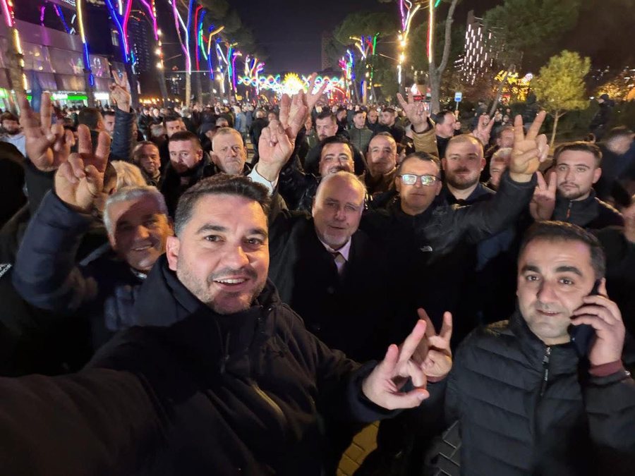 Protesta komb&euml;tare mbyllet pa dat&euml; p&euml;r vijim: PD rikthen skenarin