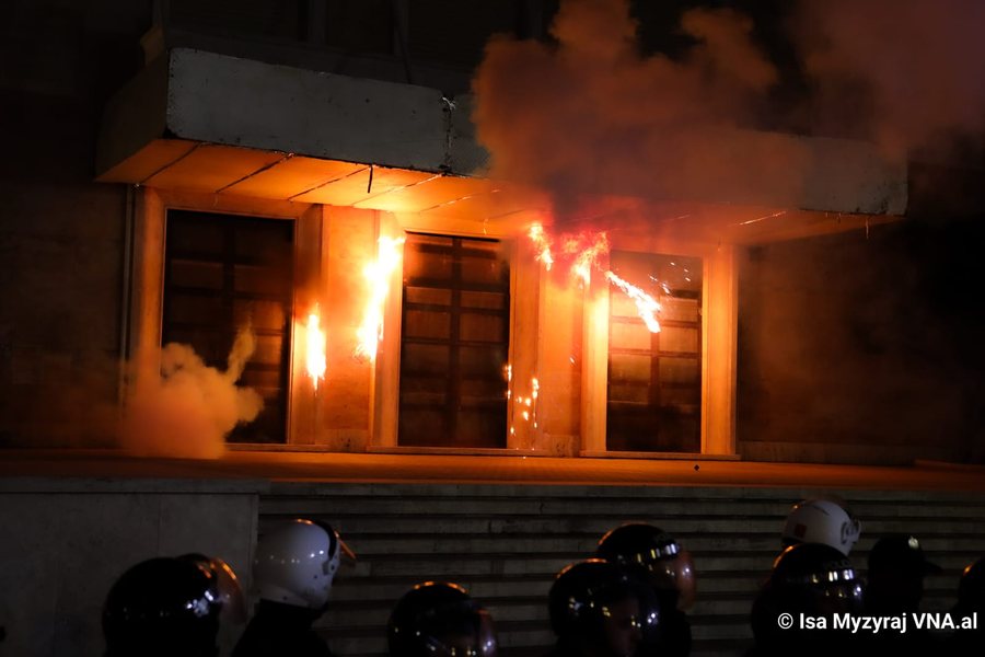 Protesta komb&euml;tare mbyllet pa dat&euml; p&euml;r vijim: PD rikthen skenarin