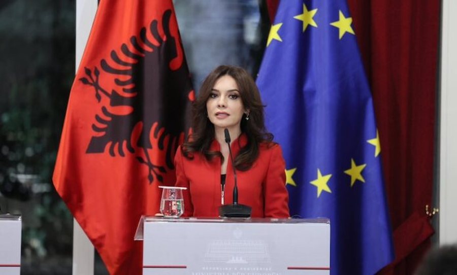 &ldquo;Shqiptar&euml;t minoritet n&euml; RMV&rdquo;/ Gafa e Spiropalit shkakton