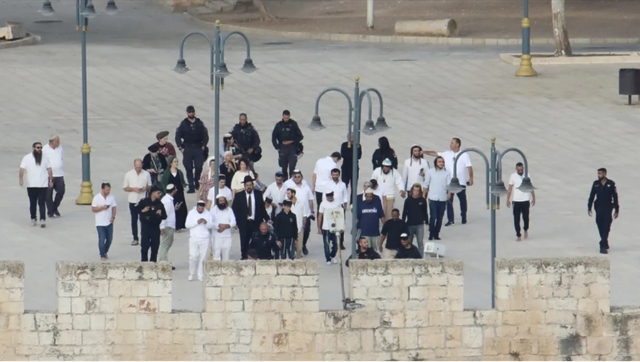 Kolon&euml;t uzurpator&euml; izraelit&euml; bastisin Xhamin&euml; Al-Aksa