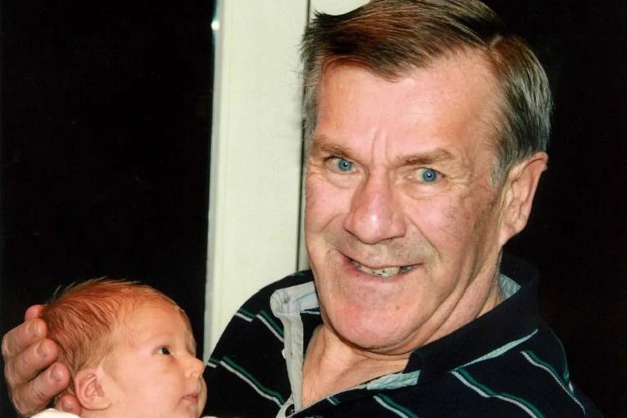 E ftuan n&euml; sht&euml;pi p&euml;r Krishtlindje dhe ai q&euml;ndroi me ta