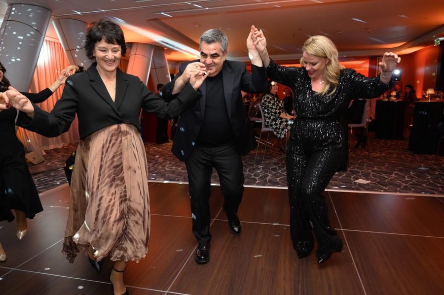 Qeveria digjet&hellip; Gonxhja krihet me balerina p&euml;r festat e fundvitit