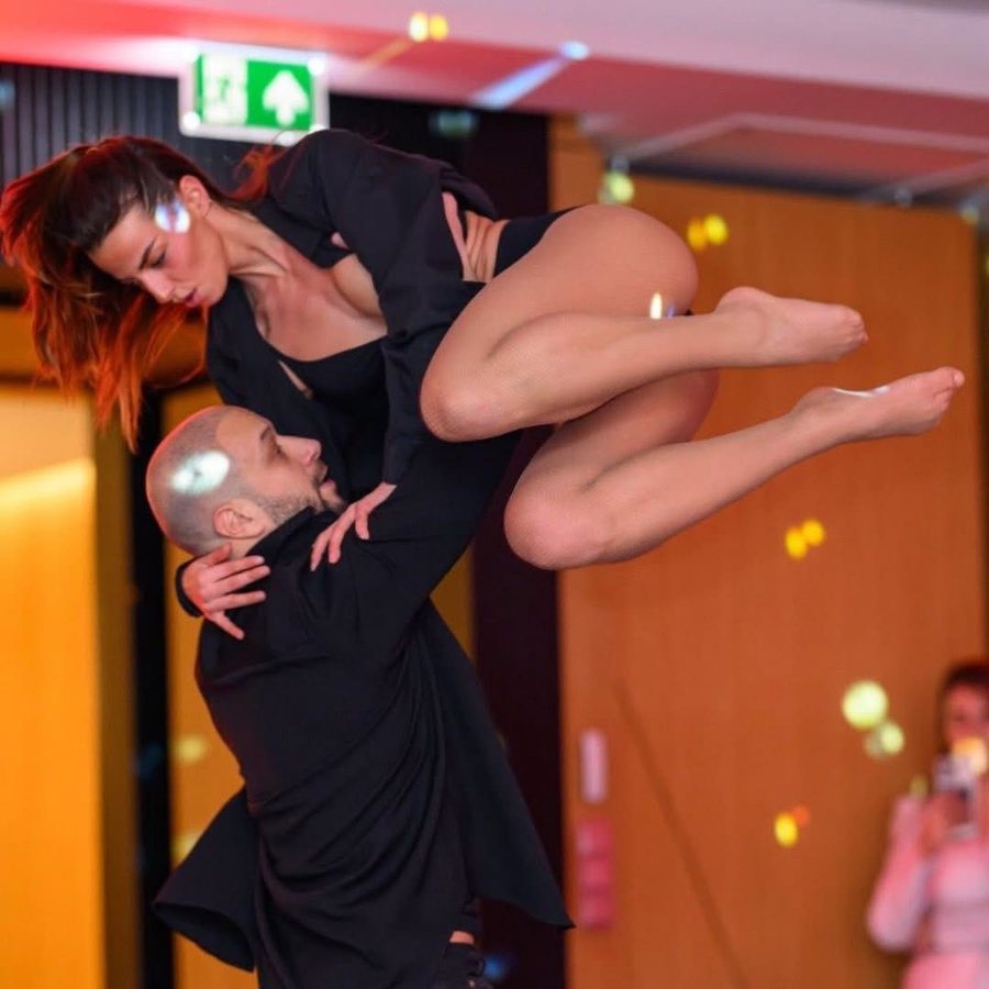 Qeveria digjet&hellip; Gonxhja krihet me balerina p&euml;r festat e fundvitit