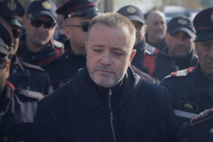 Vlora pa uj&euml; p&euml;r t&euml; kat&euml;rt&euml;n dit&euml;, drejtori i UKSH