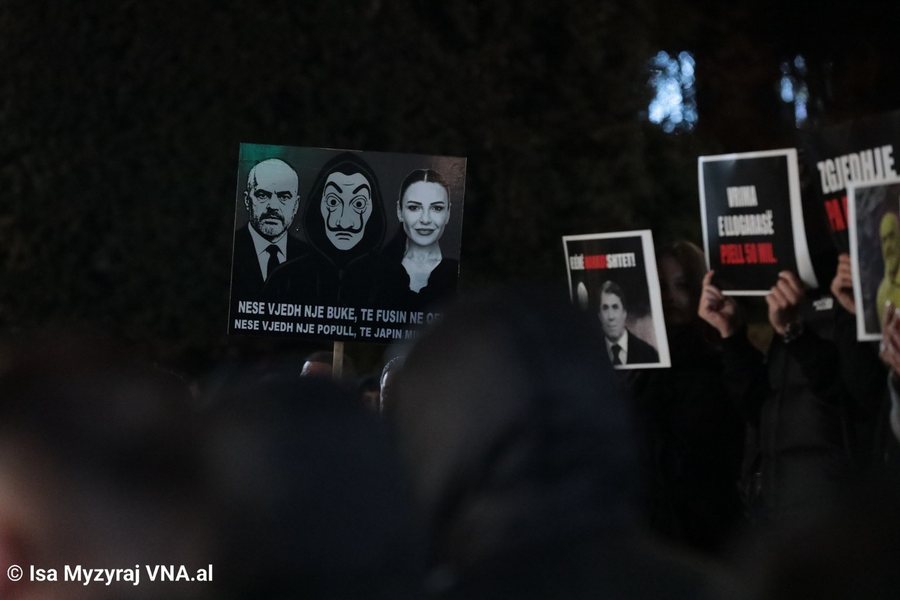 VNA &ndash; kronik&euml; pa hat&euml;r e nj&euml; viti shqiptar, midis