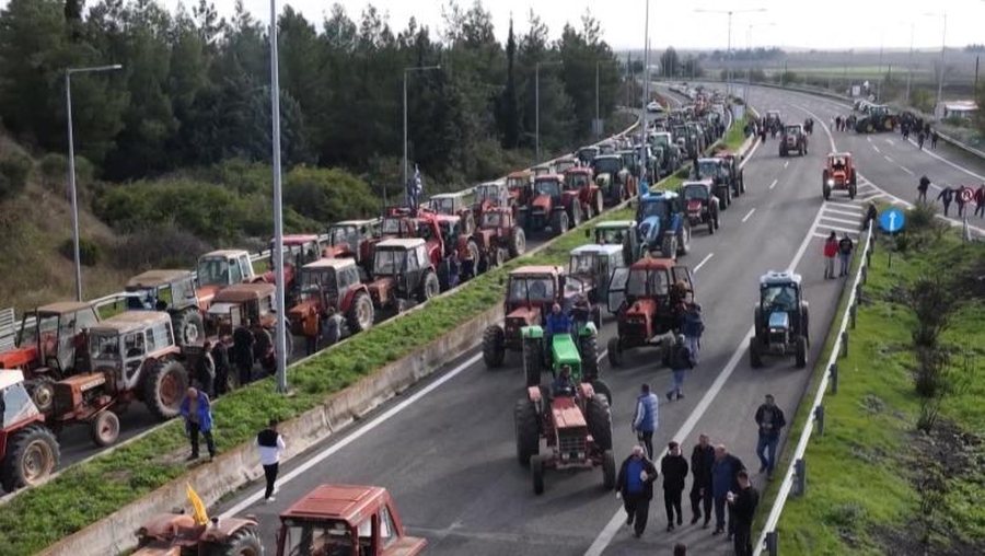 Fermer&euml;t grek&euml; rinisin protestat, bllokojn&euml; aksin