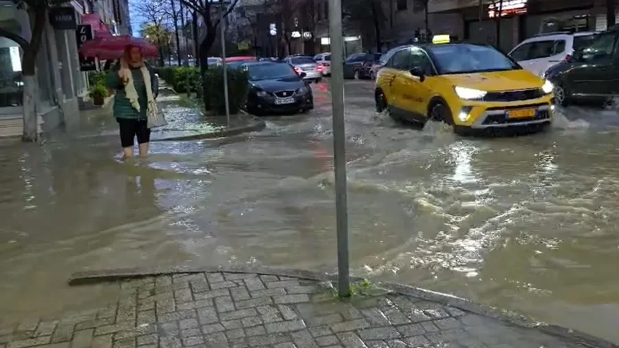 Reshjet e shiut shkaktojn&euml; p&euml;rmbytje n&euml; Durr&euml;s dhe