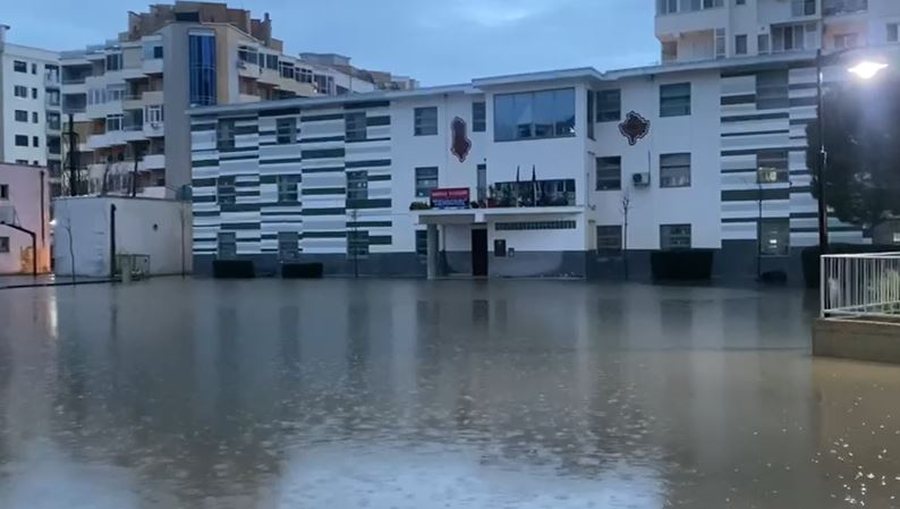 Reshjet e shiut shkaktojn&euml; p&euml;rmbytje n&euml; Durr&euml;s dhe