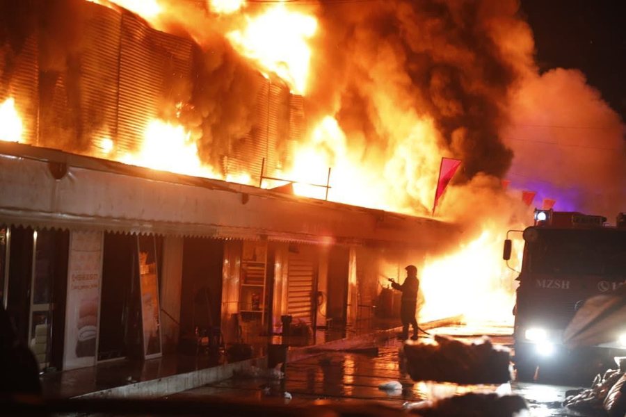 Zjarret q&euml; hapin rrug&euml; betonit: Kush p&euml;rfiton nga flak&euml;t dhe