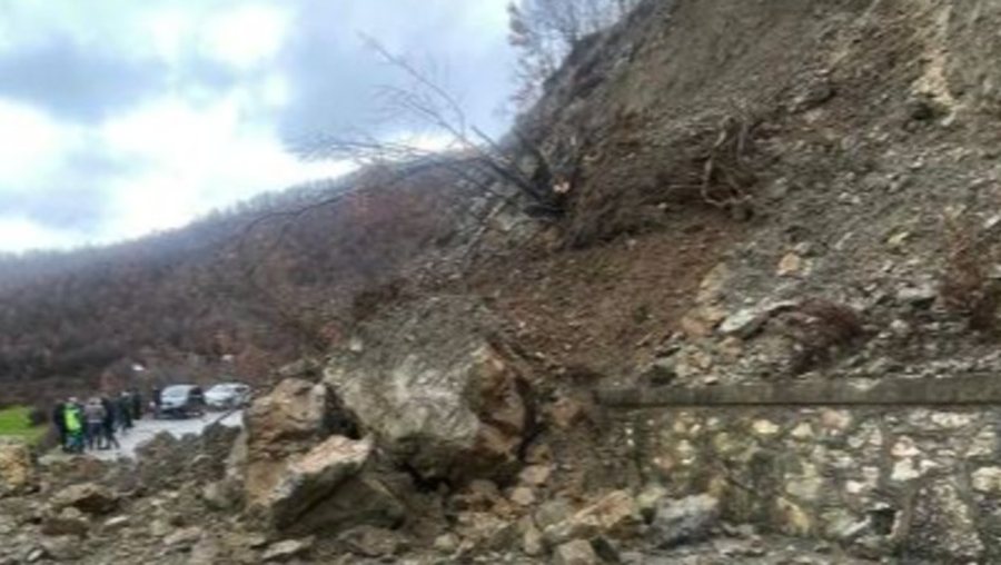 Rrëshqitjet e dherave dhe reshjet e dëborës shkaktojnë