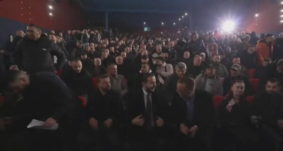 Sheshe bosh, privilegje plot: Salianji akuzon rrog&euml;tar&euml;t e PD-s&euml;