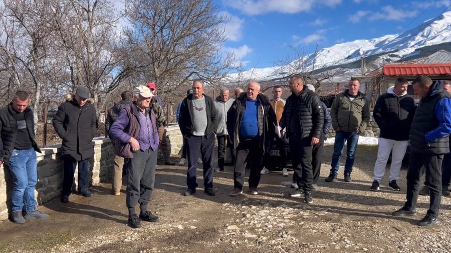 Blegtor&euml;t e dy fshatrave n&euml; Ersek&euml; protestojn&euml; p&euml;r