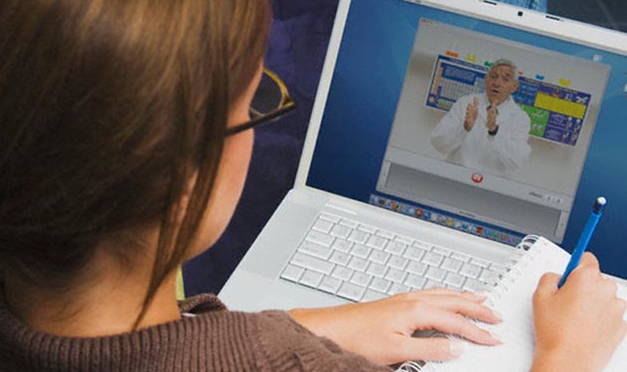 Si po i kap&euml;rcejn&euml; shkollat online pengesat n&euml; arsim