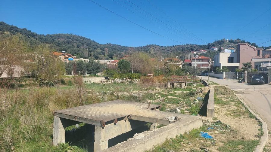 Pse p&euml;rmbytet Vlora? Nj&euml; histori e ujit, harres&euml;s dhe vendimeve