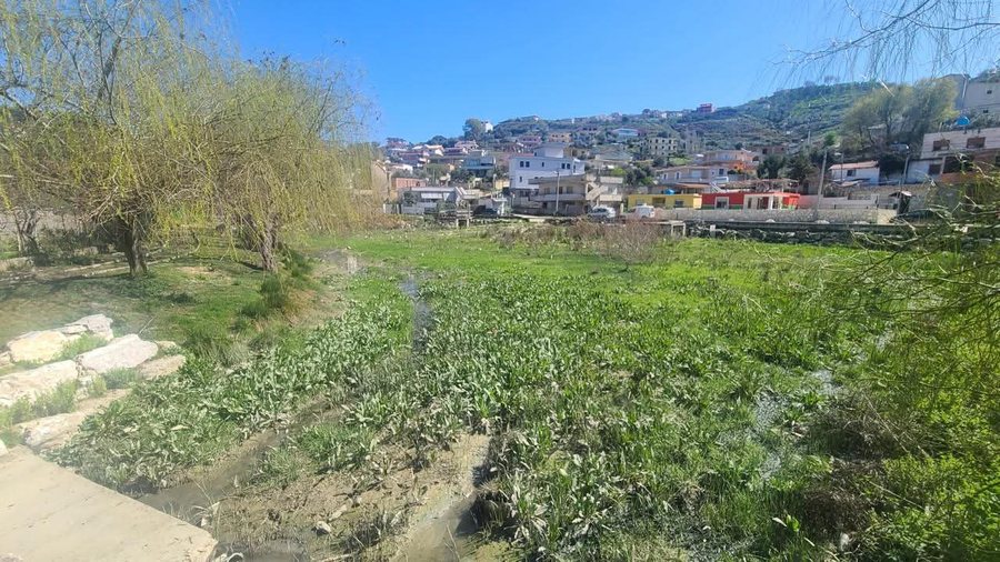 Pse p&euml;rmbytet Vlora? Nj&euml; histori e ujit, harres&euml;s dhe vendimeve