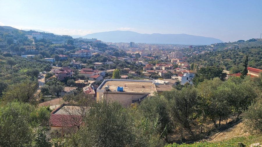 Pse p&euml;rmbytet Vlora? Nj&euml; histori e ujit, harres&euml;s dhe vendimeve