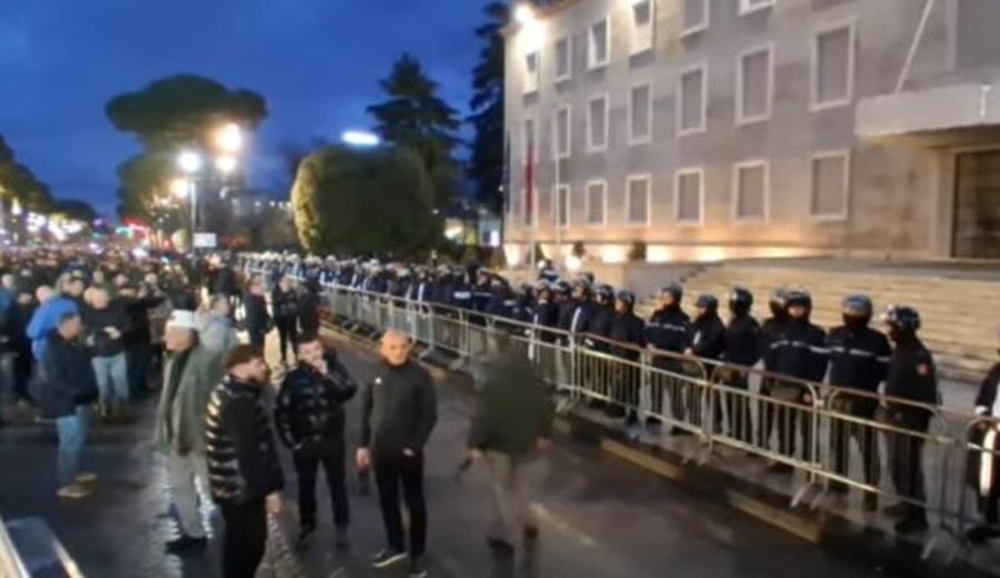 Protesta e PD/ Qytetar&euml;t mblidhen para kryeministris&euml;, blindohet