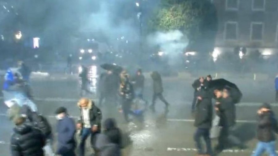 Protesta e PD shoq&euml;rohet me incidente dhe p&euml;rplasje me policin&euml;