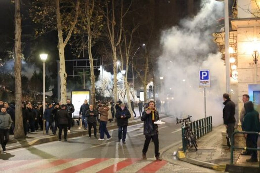 Protesta e PD shoq&euml;rohet me incidente dhe p&euml;rplasje me policin&euml;