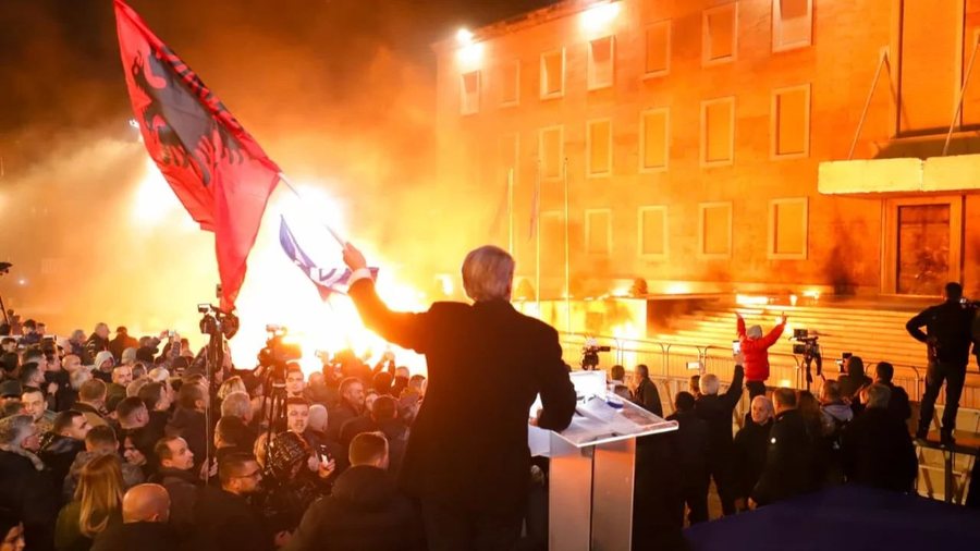 Molotov&euml; dhe gaz lotsjell&euml;s n&euml; protest&euml;n e PD-s&euml;: