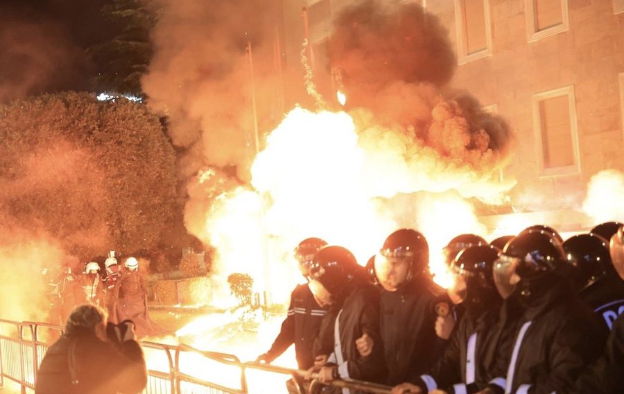Protesta e opozit&euml;s, Rama shp&euml;rthen me gjuh&euml; fyese ndaj