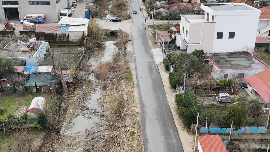 Banor&euml;t e Shkozetit peticion Bashkis&euml; p&euml;r pastrimin e kanaleve: