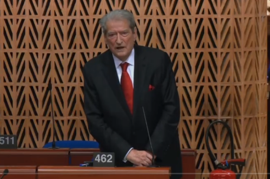 Dy minuta nuk mjaftuan, Berisha vijon fjalimin edhe pa mikrofon n&euml;