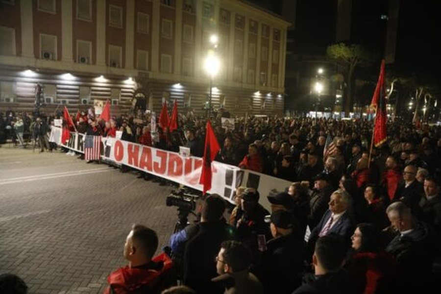 Protesta e Shqip&euml;ria B&euml;het/ Lapaj akuzon Ram&euml;n se i b&euml;n