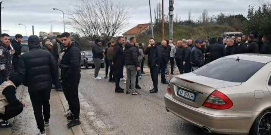 Banor&euml;t e Luz&euml;s n&euml; Fush&euml;-Kruj&euml; protestojn&euml;