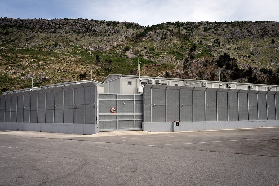 T&euml; prangosur, t&euml; futur n&euml; kafaz, t&euml; flakur tutje: kjo